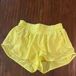 Lululemon Hotty Hot low rise 2.5 in size 2 new w/out tag highlighter yellow